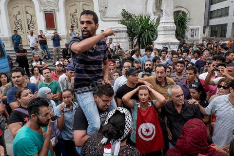 3 septembre 2015 : deuxième manifestation de la semaine contre le projet de loi sur la réconcialiation économique et contre les violences policières qui ont eu lieu deux jours avant contre ces manifestanst. A l'appel de l'UGET une cinquantaine de manifestants s'est réunie devant le théâtre municipal sur l'avenue Habib Bourguiba à Tunis. La police les a empêché de quitter la place pour cause d'interdiction de manifestation en cette période d'état d'urgence. Plusieeurs députés Front Populaire de l'ARP sont intervenus par des discours dont Ahmed Seddik, Nizar Ammami, Jilani Hammami et Mbarka Brahmi, femme du martyr Brahmi. 