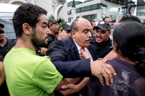 3 septembre 2015 : Azyz Amami et le député Front Populaire Ahmed Seddik à la deuxième manifestation de la semaine contre le projet de loi sur la réconcialiation économique et contre les violences policières qui ont eu lieu deux jours avant contre ces manifestanst. A l'appel de l'UGET une cinquantaine de manifestants s'est réunie devant le théâtre municipal sur l'avenue Habib Bourguiba à Tunis. La police les a empêché de quitter la place pour cause d'interdiction de manifestation en cette période d'état d'urgence. Plusieeurs députés Front Populaire de l'ARP sont intervenus par des discours dont Ahmed Seddik, Nizar Ammami, Jilani Hammami et Mbarka Brahmi, femme du martyr Brahmi. 