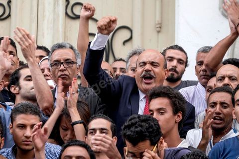 3 septembre 2015 : les députés Front Populaire Ahmed Seddik, Nizar Ammami, Jilani Hammami et Mbarka Brahmi à la deuxième manifestation de la semaine contre le projet de loi sur la réconcialiation économique et contre les violences policières qui ont eu lieu deux jours avant contre ces manifestanst. A l'appel de l'UGET une cinquantaine de manifestants s'est réunie devant le théâtre municipal sur l'avenue Habib Bourguiba à Tunis. La police les a empêché de quitter la place pour cause d'interdiction de manifestation en cette période d'état d'urgence. Plusieeurs députés Front Populaire de l'ARP sont intervenus par des discours dont Ahmed Seddik, Nizar Ammami, Jilani Hammami et Mbarka Brahmi, femme du martyr Brahmi. 