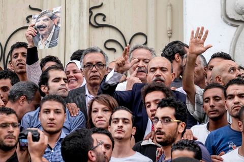 3 septembre 2015 : les députés Front Populaire Ahmed Seddik, Nizar Ammami, Jilani Hammami et Mbarka Brahmi à la deuxième manifestation de la semaine contre le projet de loi sur la réconcialiation économique et contre les violences policières qui ont eu lieu deux jours avant contre ces manifestanst. A l'appel de l'UGET une cinquantaine de manifestants s'est réunie devant le théâtre municipal sur l'avenue Habib Bourguiba à Tunis. La police les a empêché de quitter la place pour cause d'interdiction de manifestation en cette période d'état d'urgence. Plusieeurs députés Front Populaire de l'ARP sont intervenus par des discours dont Ahmed Seddik, Nizar Ammami, Jilani Hammami et Mbarka Brahmi, femme du martyr Brahmi. 