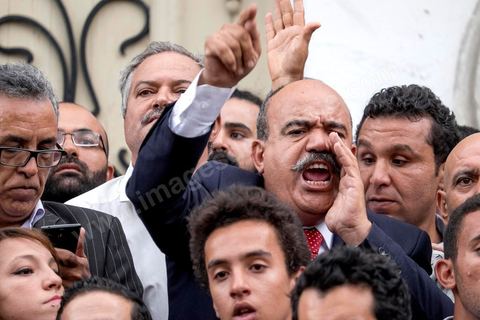 3 septembre 2015 : les députés Front Populaire Ahmed Seddik, Nizar Ammami, Jilani Hammami et Mbarka Brahmi à la deuxième manifestation de la semaine contre le projet de loi sur la réconcialiation économique et contre les violences policières qui ont eu lieu deux jours avant contre ces manifestanst. A l'appel de l'UGET une cinquantaine de manifestants s'est réunie devant le théâtre municipal sur l'avenue Habib Bourguiba à Tunis. La police les a empêché de quitter la place pour cause d'interdiction de manifestation en cette période d'état d'urgence. Plusieeurs députés Front Populaire de l'ARP sont intervenus par des discours dont Ahmed Seddik, Nizar Ammami, Jilani Hammami et Mbarka Brahmi, femme du martyr Brahmi. 