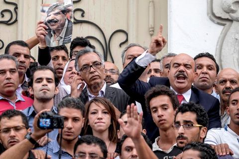 3 septembre 2015 : les députés Front Populaire Ahmed Seddik, Nizar Ammami, Jilani Hammami et Mbarka Brahmi à la deuxième manifestation de la semaine contre le projet de loi sur la réconcialiation économique et contre les violences policières qui ont eu lieu deux jours avant contre ces manifestanst. A l'appel de l'UGET une cinquantaine de manifestants s'est réunie devant le théâtre municipal sur l'avenue Habib Bourguiba à Tunis. La police les a empêché de quitter la place pour cause d'interdiction de manifestation en cette période d'état d'urgence. Plusieeurs députés Front Populaire de l'ARP sont intervenus par des discours dont Ahmed Seddik, Nizar Ammami, Jilani Hammami et Mbarka Brahmi, femme du martyr Brahmi. 