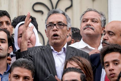 3 septembre 2015 : les députés Front Populaire Ahmed Seddik, Nizar Ammami, Jilani Hammami et Mbarka Brahmi à la deuxième manifestation de la semaine contre le projet de loi sur la réconcialiation économique et contre les violences policières qui ont eu lieu deux jours avant contre ces manifestanst. A l'appel de l'UGET une cinquantaine de manifestants s'est réunie devant le théâtre municipal sur l'avenue Habib Bourguiba à Tunis. La police les a empêché de quitter la place pour cause d'interdiction de manifestation en cette période d'état d'urgence. Plusieeurs députés Front Populaire de l'ARP sont intervenus par des discours dont Ahmed Seddik, Nizar Ammami, Jilani Hammami et Mbarka Brahmi, femme du martyr Brahmi. 