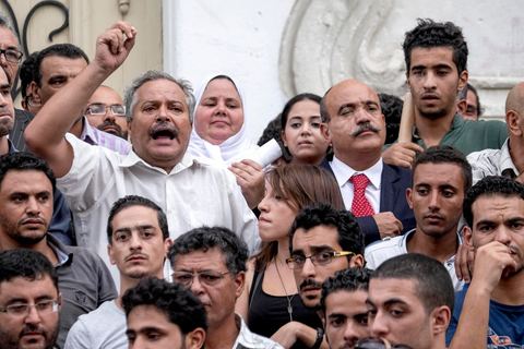3 septembre 2015 : les députés Front Populaire Ahmed Seddik, Nizar Ammami, Jilani Hammami et Mbarka Brahmi à la deuxième manifestation de la semaine contre le projet de loi sur la réconcialiation économique et contre les violences policières qui ont eu lieu deux jours avant contre ces manifestanst. A l'appel de l'UGET une cinquantaine de manifestants s'est réunie devant le théâtre municipal sur l'avenue Habib Bourguiba à Tunis. La police les a empêché de quitter la place pour cause d'interdiction de manifestation en cette période d'état d'urgence. Plusieeurs députés Front Populaire de l'ARP sont intervenus par des discours dont Ahmed Seddik, Nizar Ammami, Jilani Hammami et Mbarka Brahmi, femme du martyr Brahmi. 