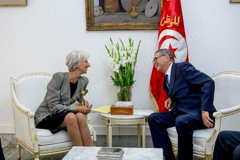 8 septembre 2015 : Rencontre Christine Lagarde et Habib Essid, Chef du gouvernement. Visite de deux jours à Tunis de Christine Lagarde, directrice générale du Fonds monétaire international (FMI). Dans le cadre de sa seconde visite officielle en Tunisie, son dernier déplacement dans le pays remontait à 2012, elle s'est entretenue avec le président Beji Caïd Essebsi, le gouverneur de la Banque centrale Chedly Ayari, et le chef du gouvernement Habib Essid. Ses mots d'ordre : la confiance et les réformes dans un contexte difficile. Dasn cette emploi du temps chargé elle a souhaité visiter la medina de Tunis pour réaffirmer l'importance et la richesse du tourisme et une viiste au musée du Bardo pour déposer une gerbe en hommage aux victimes de l'attentat du 18 mars. 