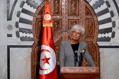 8 septembre 2015 : Déclaration presse de Chritine Lagarde au Premier Ministère.  Visite de deux jours à Tunis de Christine Lagarde, directrice générale du Fonds monétaire international (FMI). Dans le cadre de sa seconde visite officielle en Tunisie, son dernier déplacement dans le pays remontait à 2012, elle s'est entretenue avec le président Beji Caïd Essebsi, le gouverneur de la Banque centrale Chedly Ayari, et le chef du gouvernement Habib Essid. Ses mots d'ordre : la confiance et les réformes dans un contexte difficile. Dasn cette emploi du temps chargé elle a souhaité visiter la medina de Tunis pour réaffirmer l'importance et la richesse du tourisme et une viiste au musée du Bardo pour déposer une gerbe en hommage aux victimes de l'attentat du 18 mars. 