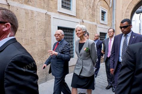 8 septembre 2015 : Visite de la medina de Tunis en compagnie de Cgedly Ayari, gouverneur de la Banque Centrale de Tunisie. Visite de deux jours à Tunis de Christine Lagarde, directrice générale du Fonds monétaire international (FMI). Dans le cadre de sa seconde visite officielle en Tunisie, son dernier déplacement dans le pays remontait à 2012, elle s'est entretenue avec le président Beji Caïd Essebsi, le gouverneur de la Banque centrale Chedly Ayari, et le chef du gouvernement Habib Essid. Ses mots d'ordre : la confiance et les réformes dans un contexte difficile. Dasn cette emploi du temps chargé elle a souhaité visiter la medina de Tunis pour réaffirmer l'importance et la richesse du tourisme et une viiste au musée du Bardo pour déposer une gerbe en hommage aux victimes de l'attentat du 18 mars. 