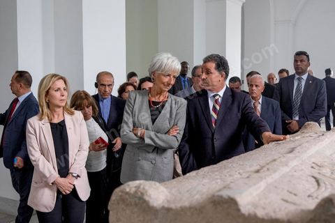 8 septembre 2015 : Visite du Musée du Bardo en compagnie de la ministre du Tourisme et dépot de gerbe en hommage aux victimes de l'attentat terroriste du 18 mars. Visite de deux jours à Tunis de Christine Lagarde, directrice générale du Fonds monétaire international (FMI). Dans le cadre de sa seconde visite officielle en Tunisie, son dernier déplacement dans le pays remontait à 2012, elle s'est entretenue avec le président Beji Caïd Essebsi, le gouverneur de la Banque centrale Chedly Ayari, et le chef du gouvernement Habib Essid. Ses mots d'ordre : la confiance et les réformes dans un contexte difficile. Dasn cette emploi du temps chargé elle a souhaité visiter la medina de Tunis pour réaffirmer l'importance et la richesse du tourisme et une viiste au musée du Bardo pour déposer une gerbe en hommage aux victimes de l'attentat du 18 mars. 
