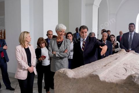 8 septembre 2015 : Visite du Musée du Bardo en compagnie de la ministre du Tourisme et dépot de gerbe en hommage aux victimes de l'attentat terroriste du 18 mars. Visite de deux jours à Tunis de Christine Lagarde, directrice générale du Fonds monétaire international (FMI). Dans le cadre de sa seconde visite officielle en Tunisie, son dernier déplacement dans le pays remontait à 2012, elle s'est entretenue avec le président Beji Caïd Essebsi, le gouverneur de la Banque centrale Chedly Ayari, et le chef du gouvernement Habib Essid. Ses mots d'ordre : la confiance et les réformes dans un contexte difficile. Dasn cette emploi du temps chargé elle a souhaité visiter la medina de Tunis pour réaffirmer l'importance et la richesse du tourisme et une viiste au musée du Bardo pour déposer une gerbe en hommage aux victimes de l'attentat du 18 mars. 