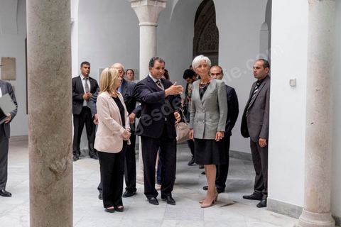 8 septembre 2015 : Visite du Musée du Bardo en compagnie de la ministre du Tourisme et dépot de gerbe en hommage aux victimes de l'attentat terroriste du 18 mars. Visite de deux jours à Tunis de Christine Lagarde, directrice générale du Fonds monétaire international (FMI). Dans le cadre de sa seconde visite officielle en Tunisie, son dernier déplacement dans le pays remontait à 2012, elle s'est entretenue avec le président Beji Caïd Essebsi, le gouverneur de la Banque centrale Chedly Ayari, et le chef du gouvernement Habib Essid. Ses mots d'ordre : la confiance et les réformes dans un contexte difficile. Dasn cette emploi du temps chargé elle a souhaité visiter la medina de Tunis pour réaffirmer l'importance et la richesse du tourisme et une viiste au musée du Bardo pour déposer une gerbe en hommage aux victimes de l'attentat du 18 mars. 
