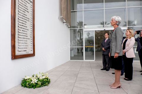 8 septembre 2015 : Visite du Musée du Bardo en compagnie de la ministre du Tourisme et dépot de gerbe en hommage aux victimes de l'attentat terroriste du 18 mars. Visite de deux jours à Tunis de Christine Lagarde, directrice générale du Fonds monétaire international (FMI). Dans le cadre de sa seconde visite officielle en Tunisie, son dernier déplacement dans le pays remontait à 2012, elle s'est entretenue avec le président Beji Caïd Essebsi, le gouverneur de la Banque centrale Chedly Ayari, et le chef du gouvernement Habib Essid. Ses mots d'ordre : la confiance et les réformes dans un contexte difficile. Dasn cette emploi du temps chargé elle a souhaité visiter la medina de Tunis pour réaffirmer l'importance et la richesse du tourisme et une viiste au musée du Bardo pour déposer une gerbe en hommage aux victimes de l'attentat du 18 mars. 