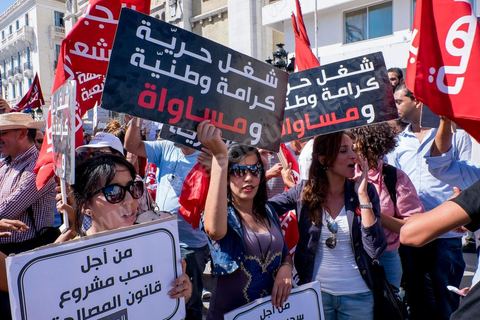 12 septembre 2015 : sur l'avenue Habib Bourguiba la manifestation contre la loi de reconciliation a finalement eu lieu, malgré les interdictions du Ministère de l'Intérieur et du Premier Ministère, malgré les alertes terroristes émises par le gouvernement et les oppositions des partis de gauche, trois rassemblements successifs ont défilés sur l'avenue. Près de 4000 manifestants divisés mais engagés ont scandés des slogans contre la coalition au pouvoir de Nidaa Tounes et ennahdha pour protester contre la loi de reconciliation économique qui propose de lever les poursuites contre toute personne - fonctionnaire ou homme d’affaires - ayant bénéficié en espèces ou en nature de malversations financières durant les années Ben Ali sous réserve qu’elle rembourse à l’Etat le montant du préjudice estimé. Malgrè les craintes de répressions policières, les manifestations se sont déroulées dans le calme et sans confrontations.