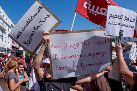 12 septembre 2015 : sur l'avenue Habib Bourguiba la manifestation contre la loi de reconciliation a finalement eu lieu, malgré les interdictions du Ministère de l'Intérieur et du Premier Ministère, malgré les alertes terroristes émises par le gouvernement et les oppositions des partis de gauche, trois rassemblements successifs ont défilés sur l'avenue. Près de 4000 manifestants divisés mais engagés ont scandés des slogans contre la coalition au pouvoir de Nidaa Tounes et ennahdha pour protester contre la loi de reconciliation économique qui propose de lever les poursuites contre toute personne - fonctionnaire ou homme d’affaires - ayant bénéficié en espèces ou en nature de malversations financières durant les années Ben Ali sous réserve qu’elle rembourse à l’Etat le montant du préjudice estimé. Malgrè les craintes de répressions policières, les manifestations se sont déroulées dans le calme et sans confrontations.
