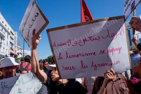 12 septembre 2015 : sur l'avenue Habib Bourguiba la manifestation contre la loi de reconciliation a finalement eu lieu, malgré les interdictions du Ministère de l'Intérieur et du Premier Ministère, malgré les alertes terroristes émises par le gouvernement et les oppositions des partis de gauche, trois rassemblements successifs ont défilés sur l'avenue. Près de 4000 manifestants divisés mais engagés ont scandés des slogans contre la coalition au pouvoir de Nidaa Tounes et ennahdha pour protester contre la loi de reconciliation économique qui propose de lever les poursuites contre toute personne - fonctionnaire ou homme d’affaires - ayant bénéficié en espèces ou en nature de malversations financières durant les années Ben Ali sous réserve qu’elle rembourse à l’Etat le montant du préjudice estimé. Malgrè les craintes de répressions policières, les manifestations se sont déroulées dans le calme et sans confrontations.