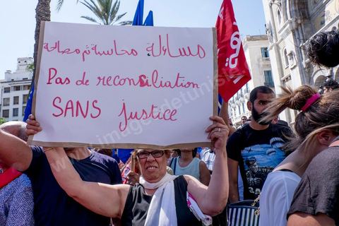 12 septembre 2015 : sur l'avenue Habib Bourguiba la manifestation contre la loi de reconciliation a finalement eu lieu, malgré les interdictions du Ministère de l'Intérieur et du Premier Ministère, malgré les alertes terroristes émises par le gouvernement et les oppositions des partis de gauche, trois rassemblements successifs ont défilés sur l'avenue. Près de 4000 manifestants divisés mais engagés ont scandés des slogans contre la coalition au pouvoir de Nidaa Tounes et ennahdha pour protester contre la loi de reconciliation économique qui propose de lever les poursuites contre toute personne - fonctionnaire ou homme d’affaires - ayant bénéficié en espèces ou en nature de malversations financières durant les années Ben Ali sous réserve qu’elle rembourse à l’Etat le montant du préjudice estimé. Malgrè les craintes de répressions policières, les manifestations se sont déroulées dans le calme et sans confrontations.