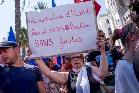 12 septembre 2015 : sur l'avenue Habib Bourguiba la manifestation contre la loi de reconciliation a finalement eu lieu, malgré les interdictions du Ministère de l'Intérieur et du Premier Ministère, malgré les alertes terroristes émises par le gouvernement et les oppositions des partis de gauche, trois rassemblements successifs ont défilés sur l'avenue. Près de 4000 manifestants divisés mais engagés ont scandés des slogans contre la coalition au pouvoir de Nidaa Tounes et ennahdha pour protester contre la loi de reconciliation économique qui propose de lever les poursuites contre toute personne - fonctionnaire ou homme d’affaires - ayant bénéficié en espèces ou en nature de malversations financières durant les années Ben Ali sous réserve qu’elle rembourse à l’Etat le montant du préjudice estimé. Malgrè les craintes de répressions policières, les manifestations se sont déroulées dans le calme et sans confrontations.
