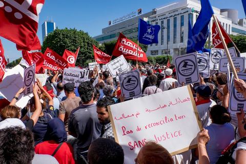 12 septembre 2015 : sur l'avenue Habib Bourguiba la manifestation contre la loi de reconciliation a finalement eu lieu, malgré les interdictions du Ministère de l'Intérieur et du Premier Ministère, malgré les alertes terroristes émises par le gouvernement et les oppositions des partis de gauche, trois rassemblements successifs ont défilés sur l'avenue. Près de 4000 manifestants divisés mais engagés ont scandés des slogans contre la coalition au pouvoir de Nidaa Tounes et ennahdha pour protester contre la loi de reconciliation économique qui propose de lever les poursuites contre toute personne - fonctionnaire ou homme d’affaires - ayant bénéficié en espèces ou en nature de malversations financières durant les années Ben Ali sous réserve qu’elle rembourse à l’Etat le montant du préjudice estimé. Malgrè les craintes de répressions policières, les manifestations se sont déroulées dans le calme et sans confrontations.