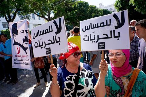 12 septembre 2015 : sur l'avenue Habib Bourguiba la manifestation contre la loi de reconciliation a finalement eu lieu, malgré les interdictions du Ministère de l'Intérieur et du Premier Ministère, malgré les alertes terroristes émises par le gouvernement et les oppositions des partis de gauche, trois rassemblements successifs ont défilés sur l'avenue. Près de 4000 manifestants divisés mais engagés ont scandés des slogans contre la coalition au pouvoir de Nidaa Tounes et ennahdha pour protester contre la loi de reconciliation économique qui propose de lever les poursuites contre toute personne - fonctionnaire ou homme d’affaires - ayant bénéficié en espèces ou en nature de malversations financières durant les années Ben Ali sous réserve qu’elle rembourse à l’Etat le montant du préjudice estimé. Malgrè les craintes de répressions policières, les manifestations se sont déroulées dans le calme et sans confrontations.