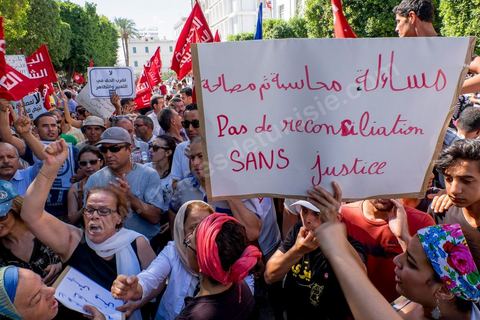12 septembre 2015 : sur l'avenue Habib Bourguiba la manifestation contre la loi de reconciliation a finalement eu lieu, malgré les interdictions du Ministère de l'Intérieur et du Premier Ministère, malgré les alertes terroristes émises par le gouvernement et les oppositions des partis de gauche, trois rassemblements successifs ont défilés sur l'avenue. Près de 4000 manifestants divisés mais engagés ont scandés des slogans contre la coalition au pouvoir de Nidaa Tounes et ennahdha pour protester contre la loi de reconciliation économique qui propose de lever les poursuites contre toute personne - fonctionnaire ou homme d’affaires - ayant bénéficié en espèces ou en nature de malversations financières durant les années Ben Ali sous réserve qu’elle rembourse à l’Etat le montant du préjudice estimé. Malgrè les craintes de répressions policières, les manifestations se sont déroulées dans le calme et sans confrontations.