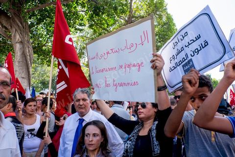 12 septembre 2015 : sur l'avenue Habib Bourguiba la manifestation contre la loi de reconciliation a finalement eu lieu, malgré les interdictions du Ministère de l'Intérieur et du Premier Ministère, malgré les alertes terroristes émises par le gouvernement et les oppositions des partis de gauche, trois rassemblements successifs ont défilés sur l'avenue. Près de 4000 manifestants divisés mais engagés ont scandés des slogans contre la coalition au pouvoir de Nidaa Tounes et ennahdha pour protester contre la loi de reconciliation économique qui propose de lever les poursuites contre toute personne - fonctionnaire ou homme d’affaires - ayant bénéficié en espèces ou en nature de malversations financières durant les années Ben Ali sous réserve qu’elle rembourse à l’Etat le montant du préjudice estimé. Malgrè les craintes de répressions policières, les manifestations se sont déroulées dans le calme et sans confrontations.
