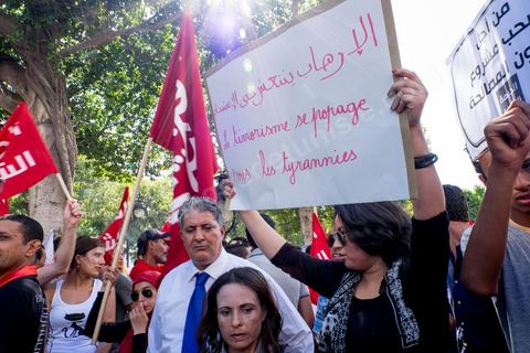 12 septembre 2015 : sur l'avenue Habib Bourguiba la manifestation contre la loi de reconciliation a finalement eu lieu, malgré les interdictions du Ministère de l'Intérieur et du Premier Ministère, malgré les alertes terroristes émises par le gouvernement et les oppositions des partis de gauche, trois rassemblements successifs ont défilés sur l'avenue. Près de 4000 manifestants divisés mais engagés ont scandés des slogans contre la coalition au pouvoir de Nidaa Tounes et ennahdha pour protester contre la loi de reconciliation économique qui propose de lever les poursuites contre toute personne - fonctionnaire ou homme d’affaires - ayant bénéficié en espèces ou en nature de malversations financières durant les années Ben Ali sous réserve qu’elle rembourse à l’Etat le montant du préjudice estimé. Malgrè les craintes de répressions policières, les manifestations se sont déroulées dans le calme et sans confrontations.