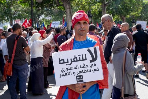 12 septembre 2015 : sur l'avenue Habib Bourguiba la manifestation contre la loi de reconciliation a finalement eu lieu, malgré les interdictions du Ministère de l'Intérieur et du Premier Ministère, malgré les alertes terroristes émises par le gouvernement et les oppositions des partis de gauche, trois rassemblements successifs ont défilés sur l'avenue. Près de 4000 manifestants divisés mais engagés ont scandés des slogans contre la coalition au pouvoir de Nidaa Tounes et ennahdha pour protester contre la loi de reconciliation économique qui propose de lever les poursuites contre toute personne - fonctionnaire ou homme d’affaires - ayant bénéficié en espèces ou en nature de malversations financières durant les années Ben Ali sous réserve qu’elle rembourse à l’Etat le montant du préjudice estimé. Malgrè les craintes de répressions policières, les manifestations se sont déroulées dans le calme et sans confrontations.