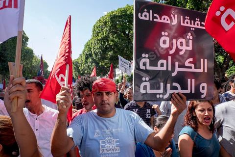 12 septembre 2015 : sur l'avenue Habib Bourguiba la manifestation contre la loi de reconciliation a finalement eu lieu, malgré les interdictions du Ministère de l'Intérieur et du Premier Ministère, malgré les alertes terroristes émises par le gouvernement et les oppositions des partis de gauche, trois rassemblements successifs ont défilés sur l'avenue. Près de 4000 manifestants divisés mais engagés ont scandés des slogans contre la coalition au pouvoir de Nidaa Tounes et ennahdha pour protester contre la loi de reconciliation économique qui propose de lever les poursuites contre toute personne - fonctionnaire ou homme d’affaires - ayant bénéficié en espèces ou en nature de malversations financières durant les années Ben Ali sous réserve qu’elle rembourse à l’Etat le montant du préjudice estimé. Malgrè les craintes de répressions policières, les manifestations se sont déroulées dans le calme et sans confrontations.