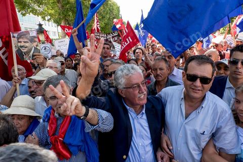 12 septembre 2015 : Hamma Hammami, Front Populaire, sur l'avenue Habib Bourguiba la manifestation contre la loi de reconciliation a finalement eu lieu, malgrè les interdictions du Ministère de l'Intérieur et du Premier Ministère, malgré les alertes terroristes émises par le gouvernement et les oppositions des partis de gauche, trois rassemblements successifs ont défilés sur l'avenue. Près de 4000 manifestants divisés mais engagès ont scandés des slogans contre la coalition au pouvoir de Nidaa Tounes et ennahdha pour protester contre la loi de reconciliation économique qui propose de lever les poursuites contre toute personne - fonctionnaire ou homme d’affaires - ayant bénéficié en espèces ou en nature de malversations financières durant les années Ben Ali sous réserve qu’elle rembourse à l’Etat le montant du préjudice estimé. Malgrè les craintes de répressions policières, les manifestations se sont déroulées dans le calme et sans confrontations.