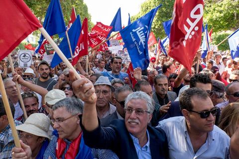 12 septembre 2015 : Hamma Hammami, Front Populaire, sur l'avenue Habib Bourguiba la manifestation contre la loi de reconciliation a finalement eu lieu, malgrè les interdictions du Ministère de l'Intérieur et du Premier Ministère, malgré les alertes terroristes émises par le gouvernement et les oppositions des partis de gauche, trois rassemblements successifs ont défilés sur l'avenue. Près de 4000 manifestants divisés mais engagès ont scandés des slogans contre la coalition au pouvoir de Nidaa Tounes et ennahdha pour protester contre la loi de reconciliation économique qui propose de lever les poursuites contre toute personne - fonctionnaire ou homme d’affaires - ayant bénéficié en espèces ou en nature de malversations financières durant les années Ben Ali sous réserve qu’elle rembourse à l’Etat le montant du préjudice estimé. Malgrè les craintes de répressions policières, les manifestations se sont déroulées dans le calme et sans confrontations.