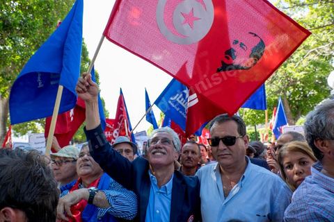 12 septembre 2015 : Hamma Hammami, Front Populaire, sur l'avenue Habib Bourguiba la manifestation contre la loi de reconciliation a finalement eu lieu, malgrè les interdictions du Ministère de l'Intérieur et du Premier Ministère, malgré les alertes terroristes émises par le gouvernement et les oppositions des partis de gauche, trois rassemblements successifs ont défilés sur l'avenue. Près de 4000 manifestants divisés mais engagès ont scandés des slogans contre la coalition au pouvoir de Nidaa Tounes et ennahdha pour protester contre la loi de reconciliation économique qui propose de lever les poursuites contre toute personne - fonctionnaire ou homme d’affaires - ayant bénéficié en espèces ou en nature de malversations financières durant les années Ben Ali sous réserve qu’elle rembourse à l’Etat le montant du préjudice estimé. Malgrè les craintes de répressions policières, les manifestations se sont déroulées dans le calme et sans confrontations.