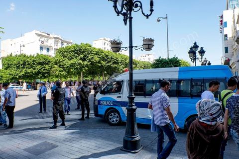 12 septembre 2015 : sur l'avenue Habib Bourguiba la manifestation contre la loi de reconciliation a finalement eu lieu, malgré les interdictions du Ministère de l'Intérieur et du Premier Ministère, malgré les alertes terroristes émises par le gouvernement et les oppositions des partis de gauche, trois rassemblements successifs ont défilés sur l'avenue. Près de 4000 manifestants divisés mais engagés ont scandés des slogans contre la coalition au pouvoir de Nidaa Tounes et ennahdha pour protester contre la loi de reconciliation économique qui propose de lever les poursuites contre toute personne - fonctionnaire ou homme d’affaires - ayant bénéficié en espèces ou en nature de malversations financières durant les années Ben Ali sous réserve qu’elle rembourse à l’Etat le montant du préjudice estimé. Malgrè les craintes de répressions policières, les manifestations se sont déroulées dans le calme et sans confrontations.