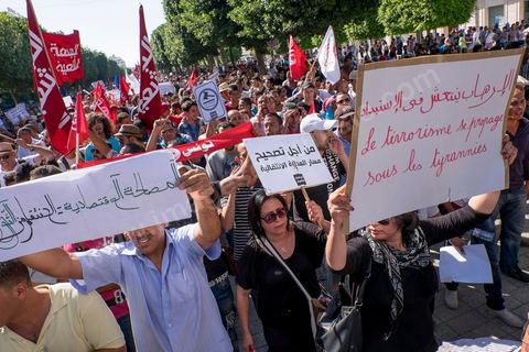 12 septembre 2015 : Ssur l'avenue Habib Bourguiba la manifestation contre la loi de reconciliation a finalement eu lieu, malgré les interdictions du Ministère de l'Intérieur et du Premier Ministère, malgré les alertes terroristes émises par le gouvernement et les oppositions des partis de gauche, trois rassemblements successifs ont défilés sur l'avenue. Près de 4000 manifestants divisés mais engagés ont scandés des slogans contre la coalition au pouvoir de Nidaa Tounes et ennahdha pour protester contre la loi de reconciliation économique qui propose de lever les poursuites contre toute personne - fonctionnaire ou homme d’affaires - ayant bénéficié en espèces ou en nature de malversations financières durant les années Ben Ali sous réserve qu’elle rembourse à l’Etat le montant du préjudice estimé. Malgrè les craintes de répressions policières, les manifestations se sont déroulées dans le calme et sans confrontations.