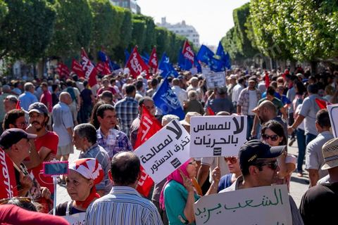 12 septembre 2015 : Ssur l'avenue Habib Bourguiba la manifestation contre la loi de reconciliation a finalement eu lieu, malgré les interdictions du Ministère de l'Intérieur et du Premier Ministère, malgré les alertes terroristes émises par le gouvernement et les oppositions des partis de gauche, trois rassemblements successifs ont défilés sur l'avenue. Près de 4000 manifestants divisés mais engagés ont scandés des slogans contre la coalition au pouvoir de Nidaa Tounes et ennahdha pour protester contre la loi de reconciliation économique qui propose de lever les poursuites contre toute personne - fonctionnaire ou homme d’affaires - ayant bénéficié en espèces ou en nature de malversations financières durant les années Ben Ali sous réserve qu’elle rembourse à l’Etat le montant du préjudice estimé. Malgrè les craintes de répressions policières, les manifestations se sont déroulées dans le calme et sans confrontations.