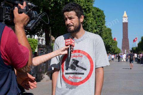 12 septembre 2015 : Ssur l'avenue Habib Bourguiba la manifestation contre la loi de reconciliation a finalement eu lieu, malgré les interdictions du Ministère de l'Intérieur et du Premier Ministère, malgré les alertes terroristes émises par le gouvernement et les oppositions des partis de gauche, trois rassemblements successifs ont défilés sur l'avenue. Près de 4000 manifestants divisés mais engagés ont scandés des slogans contre la coalition au pouvoir de Nidaa Tounes et ennahdha pour protester contre la loi de reconciliation économique qui propose de lever les poursuites contre toute personne - fonctionnaire ou homme d’affaires - ayant bénéficié en espèces ou en nature de malversations financières durant les années Ben Ali sous réserve qu’elle rembourse à l’Etat le montant du préjudice estimé. Malgrè les craintes de répressions policières, les manifestations se sont déroulées dans le calme et sans confrontations.