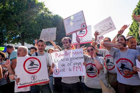 12 septembre 2015 : Ssur l'avenue Habib Bourguiba la manifestation contre la loi de reconciliation a finalement eu lieu, malgré les interdictions du Ministère de l'Intérieur et du Premier Ministère, malgré les alertes terroristes émises par le gouvernement et les oppositions des partis de gauche, trois rassemblements successifs ont défilés sur l'avenue. Près de 4000 manifestants divisés mais engagés ont scandés des slogans contre la coalition au pouvoir de Nidaa Tounes et ennahdha pour protester contre la loi de reconciliation économique qui propose de lever les poursuites contre toute personne - fonctionnaire ou homme d’affaires - ayant bénéficié en espèces ou en nature de malversations financières durant les années Ben Ali sous réserve qu’elle rembourse à l’Etat le montant du préjudice estimé. Malgrè les craintes de répressions policières, les manifestations se sont déroulées dans le calme et sans confrontations.