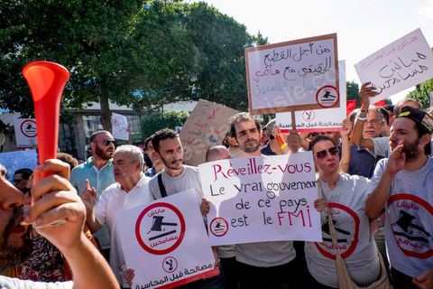 12 septembre 2015 : Ssur l'avenue Habib Bourguiba la manifestation contre la loi de reconciliation a finalement eu lieu, malgré les interdictions du Ministère de l'Intérieur et du Premier Ministère, malgré les alertes terroristes émises par le gouvernement et les oppositions des partis de gauche, trois rassemblements successifs ont défilés sur l'avenue. Près de 4000 manifestants divisés mais engagés ont scandés des slogans contre la coalition au pouvoir de Nidaa Tounes et ennahdha pour protester contre la loi de reconciliation économique qui propose de lever les poursuites contre toute personne - fonctionnaire ou homme d’affaires - ayant bénéficié en espèces ou en nature de malversations financières durant les années Ben Ali sous réserve qu’elle rembourse à l’Etat le montant du préjudice estimé. Malgrè les craintes de répressions policières, les manifestations se sont déroulées dans le calme et sans confrontations.
