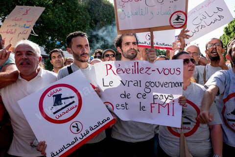 12 septembre 2015 : Ssur l'avenue Habib Bourguiba la manifestation contre la loi de reconciliation a finalement eu lieu, malgré les interdictions du Ministère de l'Intérieur et du Premier Ministère, malgré les alertes terroristes émises par le gouvernement et les oppositions des partis de gauche, trois rassemblements successifs ont défilés sur l'avenue. Près de 4000 manifestants divisés mais engagés ont scandés des slogans contre la coalition au pouvoir de Nidaa Tounes et ennahdha pour protester contre la loi de reconciliation économique qui propose de lever les poursuites contre toute personne - fonctionnaire ou homme d’affaires - ayant bénéficié en espèces ou en nature de malversations financières durant les années Ben Ali sous réserve qu’elle rembourse à l’Etat le montant du préjudice estimé. Malgrè les craintes de répressions policières, les manifestations se sont déroulées dans le calme et sans confrontations.