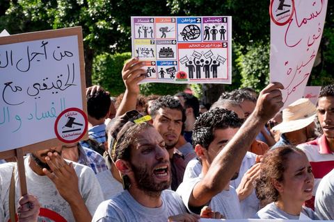 12 septembre 2015 : Ssur l'avenue Habib Bourguiba la manifestation contre la loi de reconciliation a finalement eu lieu, malgré les interdictions du Ministère de l'Intérieur et du Premier Ministère, malgré les alertes terroristes émises par le gouvernement et les oppositions des partis de gauche, trois rassemblements successifs ont défilés sur l'avenue. Près de 4000 manifestants divisés mais engagés ont scandés des slogans contre la coalition au pouvoir de Nidaa Tounes et ennahdha pour protester contre la loi de reconciliation économique qui propose de lever les poursuites contre toute personne - fonctionnaire ou homme d’affaires - ayant bénéficié en espèces ou en nature de malversations financières durant les années Ben Ali sous réserve qu’elle rembourse à l’Etat le montant du préjudice estimé. Malgrè les craintes de répressions policières, les manifestations se sont déroulées dans le calme et sans confrontations.