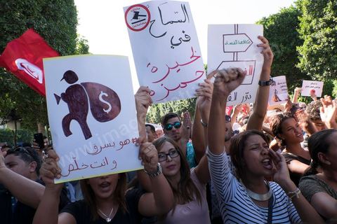 12 septembre 2015 : Ssur l'avenue Habib Bourguiba la manifestation contre la loi de reconciliation a finalement eu lieu, malgré les interdictions du Ministère de l'Intérieur et du Premier Ministère, malgré les alertes terroristes émises par le gouvernement et les oppositions des partis de gauche, trois rassemblements successifs ont défilés sur l'avenue. Près de 4000 manifestants divisés mais engagés ont scandés des slogans contre la coalition au pouvoir de Nidaa Tounes et ennahdha pour protester contre la loi de reconciliation économique qui propose de lever les poursuites contre toute personne - fonctionnaire ou homme d’affaires - ayant bénéficié en espèces ou en nature de malversations financières durant les années Ben Ali sous réserve qu’elle rembourse à l’Etat le montant du préjudice estimé. Malgrè les craintes de répressions policières, les manifestations se sont déroulées dans le calme et sans confrontations.