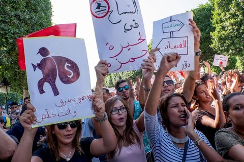 12 septembre 2015 : Ssur l'avenue Habib Bourguiba la manifestation contre la loi de reconciliation a finalement eu lieu, malgré les interdictions du Ministère de l'Intérieur et du Premier Ministère, malgré les alertes terroristes émises par le gouvernement et les oppositions des partis de gauche, trois rassemblements successifs ont défilés sur l'avenue. Près de 4000 manifestants divisés mais engagés ont scandés des slogans contre la coalition au pouvoir de Nidaa Tounes et ennahdha pour protester contre la loi de reconciliation économique qui propose de lever les poursuites contre toute personne - fonctionnaire ou homme d’affaires - ayant bénéficié en espèces ou en nature de malversations financières durant les années Ben Ali sous réserve qu’elle rembourse à l’Etat le montant du préjudice estimé. Malgrè les craintes de répressions policières, les manifestations se sont déroulées dans le calme et sans confrontations.