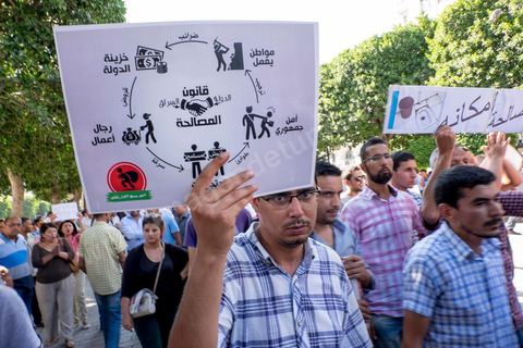12 septembre 2015 : Ssur l'avenue Habib Bourguiba la manifestation contre la loi de reconciliation a finalement eu lieu, malgré les interdictions du Ministère de l'Intérieur et du Premier Ministère, malgré les alertes terroristes émises par le gouvernement et les oppositions des partis de gauche, trois rassemblements successifs ont défilés sur l'avenue. Près de 4000 manifestants divisés mais engagés ont scandés des slogans contre la coalition au pouvoir de Nidaa Tounes et ennahdha pour protester contre la loi de reconciliation économique qui propose de lever les poursuites contre toute personne - fonctionnaire ou homme d’affaires - ayant bénéficié en espèces ou en nature de malversations financières durant les années Ben Ali sous réserve qu’elle rembourse à l’Etat le montant du préjudice estimé. Malgrè les craintes de répressions policières, les manifestations se sont déroulées dans le calme et sans confrontations.