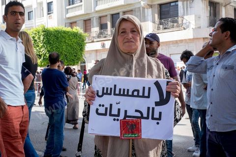 12 septembre 2015 : Ssur l'avenue Habib Bourguiba la manifestation contre la loi de reconciliation a finalement eu lieu, malgré les interdictions du Ministère de l'Intérieur et du Premier Ministère, malgré les alertes terroristes émises par le gouvernement et les oppositions des partis de gauche, trois rassemblements successifs ont défilés sur l'avenue. Près de 4000 manifestants divisés mais engagés ont scandés des slogans contre la coalition au pouvoir de Nidaa Tounes et ennahdha pour protester contre la loi de reconciliation économique qui propose de lever les poursuites contre toute personne - fonctionnaire ou homme d’affaires - ayant bénéficié en espèces ou en nature de malversations financières durant les années Ben Ali sous réserve qu’elle rembourse à l’Etat le montant du préjudice estimé. Malgrè les craintes de répressions policières, les manifestations se sont déroulées dans le calme et sans confrontations.
