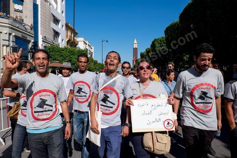 12 septembre 2015 : Ssur l'avenue Habib Bourguiba la manifestation contre la loi de reconciliation a finalement eu lieu, malgré les interdictions du Ministère de l'Intérieur et du Premier Ministère, malgré les alertes terroristes émises par le gouvernement et les oppositions des partis de gauche, trois rassemblements successifs ont défilés sur l'avenue. Près de 4000 manifestants divisés mais engagés ont scandés des slogans contre la coalition au pouvoir de Nidaa Tounes et ennahdha pour protester contre la loi de reconciliation économique qui propose de lever les poursuites contre toute personne - fonctionnaire ou homme d’affaires - ayant bénéficié en espèces ou en nature de malversations financières durant les années Ben Ali sous réserve qu’elle rembourse à l’Etat le montant du préjudice estimé. Malgrè les craintes de répressions policières, les manifestations se sont déroulées dans le calme et sans confrontations.