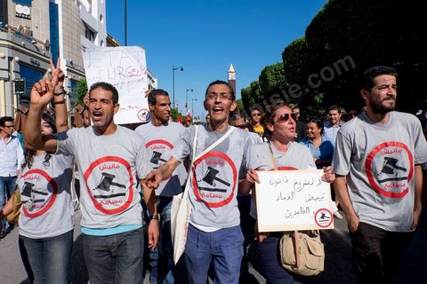 12 septembre 2015 : Ssur l'avenue Habib Bourguiba la manifestation contre la loi de reconciliation a finalement eu lieu, malgré les interdictions du Ministère de l'Intérieur et du Premier Ministère, malgré les alertes terroristes émises par le gouvernement et les oppositions des partis de gauche, trois rassemblements successifs ont défilés sur l'avenue. Près de 4000 manifestants divisés mais engagés ont scandés des slogans contre la coalition au pouvoir de Nidaa Tounes et ennahdha pour protester contre la loi de reconciliation économique qui propose de lever les poursuites contre toute personne - fonctionnaire ou homme d’affaires - ayant bénéficié en espèces ou en nature de malversations financières durant les années Ben Ali sous réserve qu’elle rembourse à l’Etat le montant du préjudice estimé. Malgrè les craintes de répressions policières, les manifestations se sont déroulées dans le calme et sans confrontations.