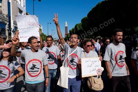 12 septembre 2015 : Ssur l'avenue Habib Bourguiba la manifestation contre la loi de reconciliation a finalement eu lieu, malgré les interdictions du Ministère de l'Intérieur et du Premier Ministère, malgré les alertes terroristes émises par le gouvernement et les oppositions des partis de gauche, trois rassemblements successifs ont défilés sur l'avenue. Près de 4000 manifestants divisés mais engagés ont scandés des slogans contre la coalition au pouvoir de Nidaa Tounes et ennahdha pour protester contre la loi de reconciliation économique qui propose de lever les poursuites contre toute personne - fonctionnaire ou homme d’affaires - ayant bénéficié en espèces ou en nature de malversations financières durant les années Ben Ali sous réserve qu’elle rembourse à l’Etat le montant du préjudice estimé. Malgrè les craintes de répressions policières, les manifestations se sont déroulées dans le calme et sans confrontations.