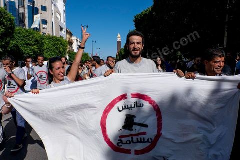 12 septembre 2015 : Ssur l'avenue Habib Bourguiba la manifestation contre la loi de reconciliation a finalement eu lieu, malgré les interdictions du Ministère de l'Intérieur et du Premier Ministère, malgré les alertes terroristes émises par le gouvernement et les oppositions des partis de gauche, trois rassemblements successifs ont défilés sur l'avenue. Près de 4000 manifestants divisés mais engagés ont scandés des slogans contre la coalition au pouvoir de Nidaa Tounes et ennahdha pour protester contre la loi de reconciliation économique qui propose de lever les poursuites contre toute personne - fonctionnaire ou homme d’affaires - ayant bénéficié en espèces ou en nature de malversations financières durant les années Ben Ali sous réserve qu’elle rembourse à l’Etat le montant du préjudice estimé. Malgrè les craintes de répressions policières, les manifestations se sont déroulées dans le calme et sans confrontations.