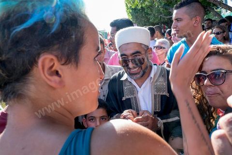12 septembre 2015 : Ssur l'avenue Habib Bourguiba la manifestation contre la loi de reconciliation a finalement eu lieu, malgré les interdictions du Ministère de l'Intérieur et du Premier Ministère, malgré les alertes terroristes émises par le gouvernement et les oppositions des partis de gauche, trois rassemblements successifs ont défilés sur l'avenue. Près de 4000 manifestants divisés mais engagés ont scandés des slogans contre la coalition au pouvoir de Nidaa Tounes et ennahdha pour protester contre la loi de reconciliation économique qui propose de lever les poursuites contre toute personne - fonctionnaire ou homme d’affaires - ayant bénéficié en espèces ou en nature de malversations financières durant les années Ben Ali sous réserve qu’elle rembourse à l’Etat le montant du préjudice estimé. Malgrè les craintes de répressions policières, les manifestations se sont déroulées dans le calme et sans confrontations.