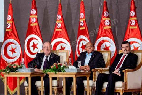 5 octobre 2013 : Les 3 présidents, Ali Larayedh, président du gouvernement, Moncef Marzouki, Président de la République et Mustapha Ben Jaafar, Président de l'ANC, au palais des Congrès de Tunis pour le démarrage du Dialogue National en présence des 3 Présidents et supervisé par Houcine Abassi secrétaire Général de l'UGTT, Wided Bouchamaoui, Présidente de l'UTICA, Mohamed Fadhel Mahfoudh, Président de l'ordre national des Avocats et Abdelssattar Ben Moussa, président de la Ligue National des Droits de l'Homme. Quatre semaines de négociations autour de la feuille de route qui prévoit la formation d'un gouvernement apolitique et l'adoption d'un calendrier électoral à la fin du mois.