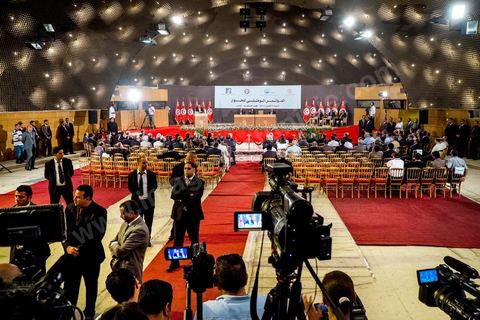 5 octobre 2013 : au palais des Congrès de Tunis pour le démarrage du Dialogue National en présence des 3 Présidents et supervisé par Houcine Abassi secrétaire Général de l'UGTT, Wided Bouchamaoui, Présidente de l'UTICA, Mohamed Fadhel Mahfoudh, Président de l'ordre national des Avocats et Abdelssattar Ben Moussa, président de la Ligue National des Droits de l'Homme. Quatre semaines de négociations autour de la feuille de route qui prévoit la formation d'un gouvernement apolitique et l'adoption d'un calendrier électoral à la fin du mois.