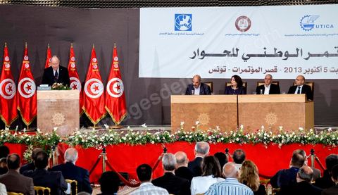 5 octobre 2013 : Les 3 présidents, Ali Larayedh, président du gouvernement, Moncef Marzouki, Président de la République et Mustapha Ben Jaafar, Président de l'ANC, au palais des Congrès de Tunis pour le démarrage du Dialogue National en présence des 3 Présidents et supervisé par Houcine Abassi secrétaire Général de l'UGTT, Wided Bouchamaoui, Présidente de l'UTICA, Mohamed Fadhel Mahfoudh, Président de l'ordre national des Avocats et Abdelssattar Ben Moussa, président de la Ligue National des Droits de l'Homme. Quatre semaines de négociations autour de la feuille de route qui prévoit la formation d'un gouvernement apolitique et l'adoption d'un calendrier électoral à la fin du mois.